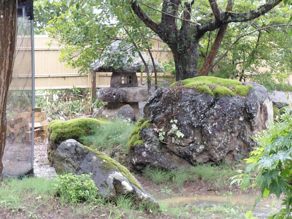 日本庭園の石灯籠と緑豊かな庭の風景
