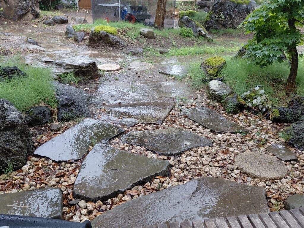 日本庭園の飛石(とびいし)の様子