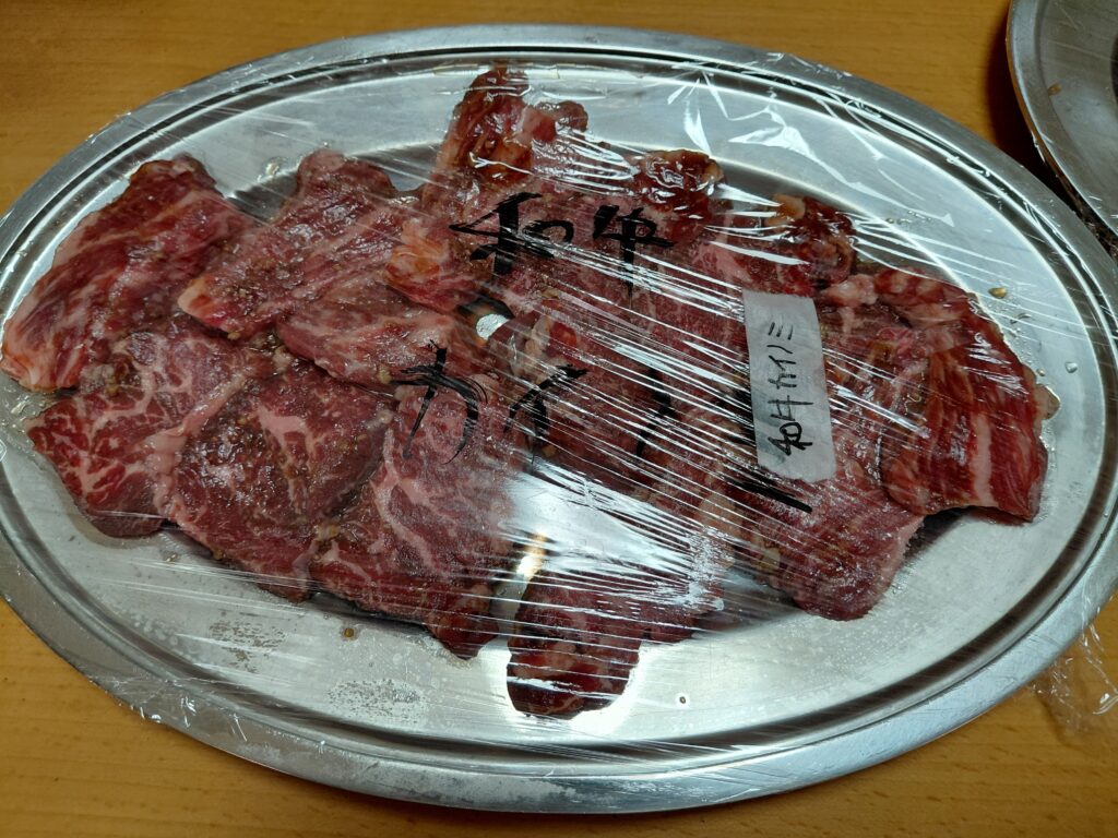 和牛カイノミ：牛肉の希少部位カイノミ。バラ肉の一部で、柔らかくジューシーな食感が魅力。
