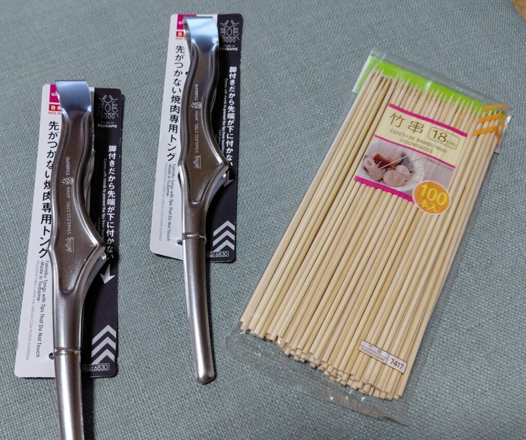 バーベキュー用の先がつかないトングと竹串