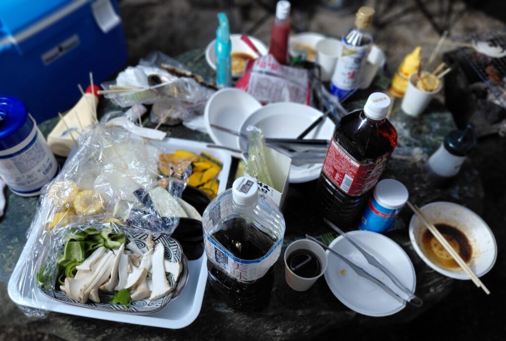 食材や調味料が並んだバーベキュー途中のテーブル