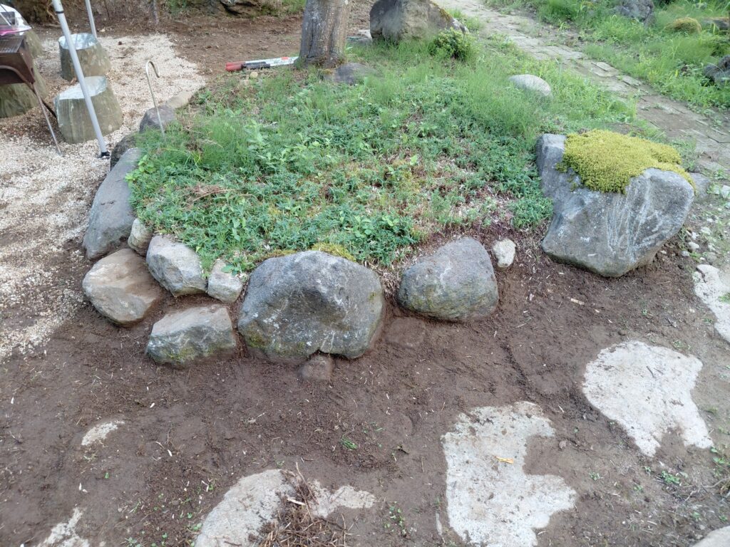 草取りと整地を終えた築山まわりの石組み（作業後）