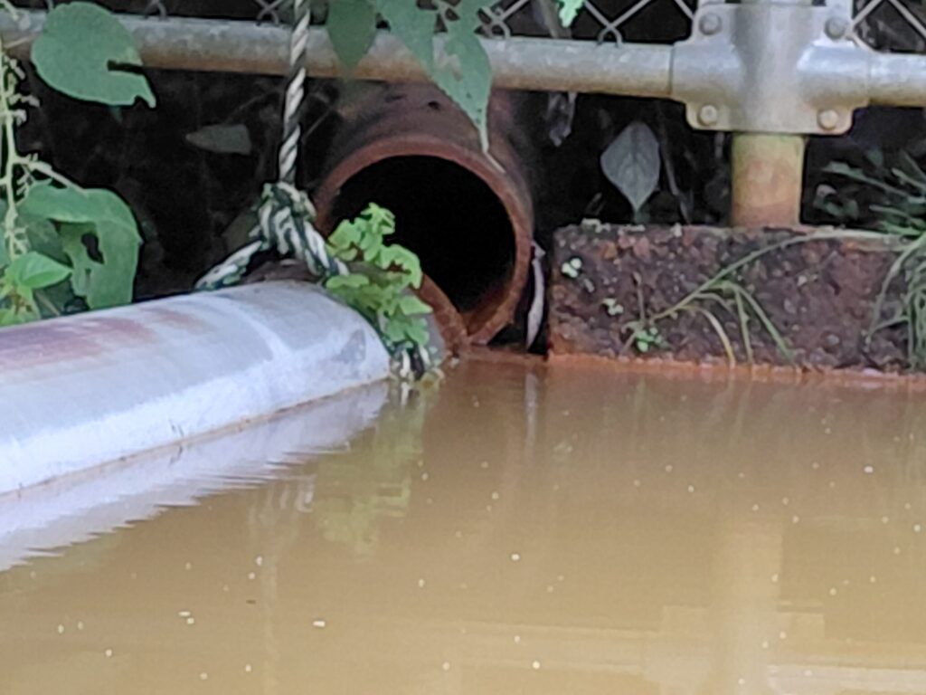 外れてしまった防火水槽への湧水用の塩ビ管