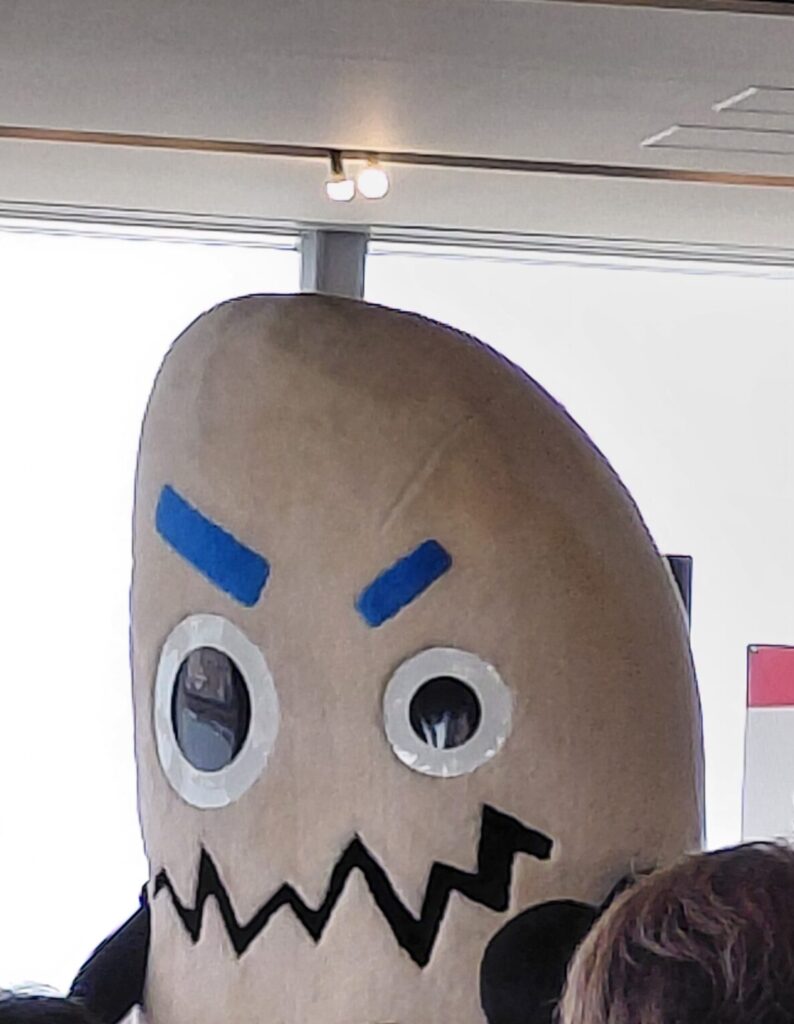 Befcoばかうけ展望室会場で総おどり14日中日に登場したばかうけ公式キャラクター「ボリン君」