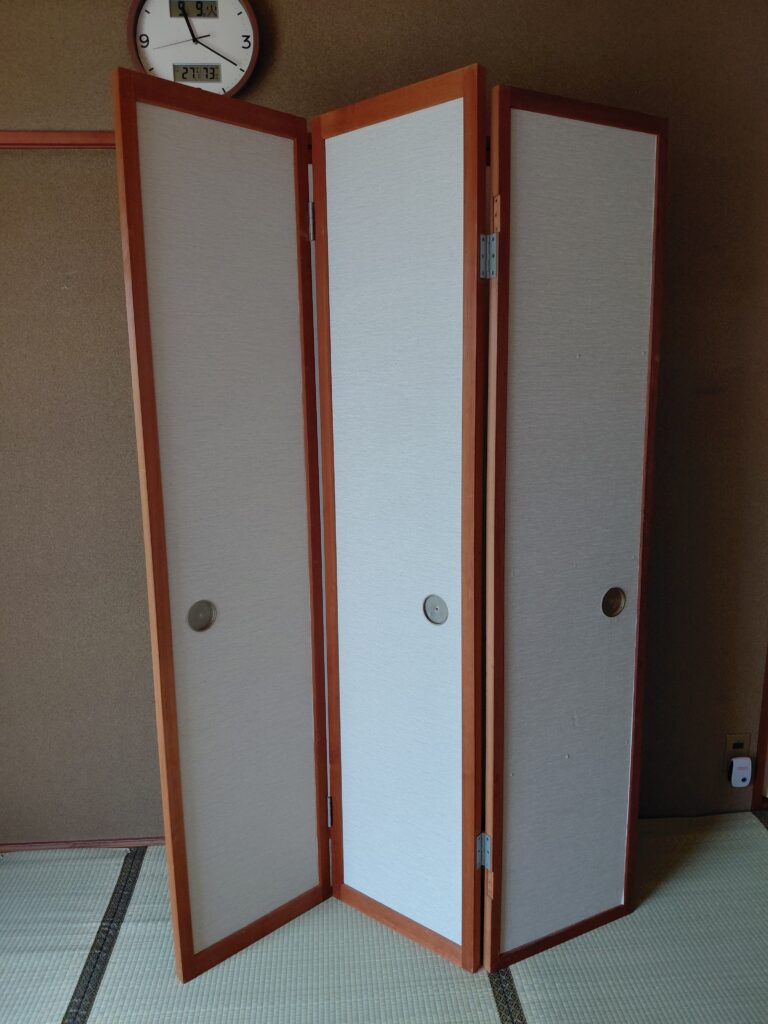 押入れ扉を三連に連結した屛風