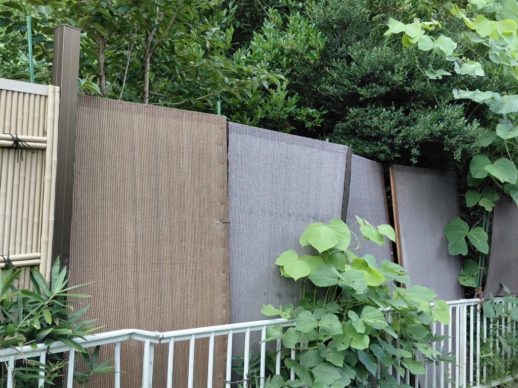 サンシェードのタッカー留めと面同士の継ぎ目