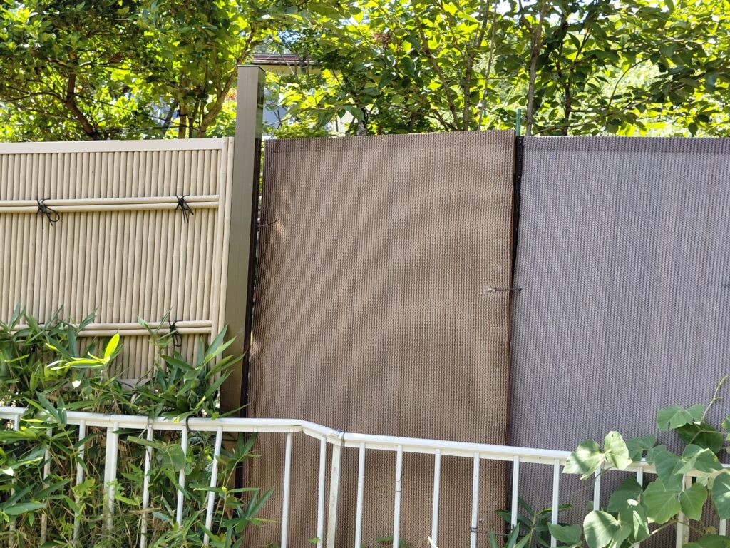 廃材ふすまに100均サンシェードを張った簡易フェンス