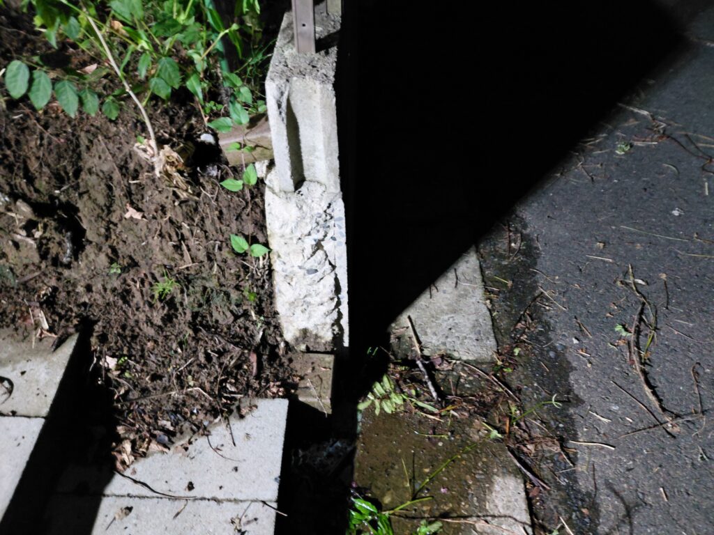 ブロック塀解体後の凸凹した開口部