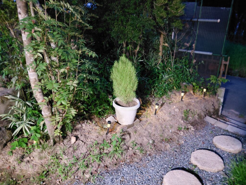 丸石アプローチを横から見た写真