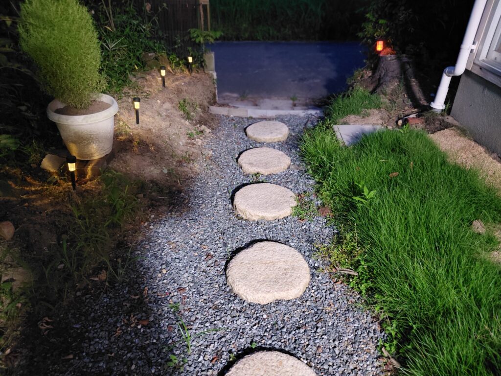 丸石とソーラーライトの夜景