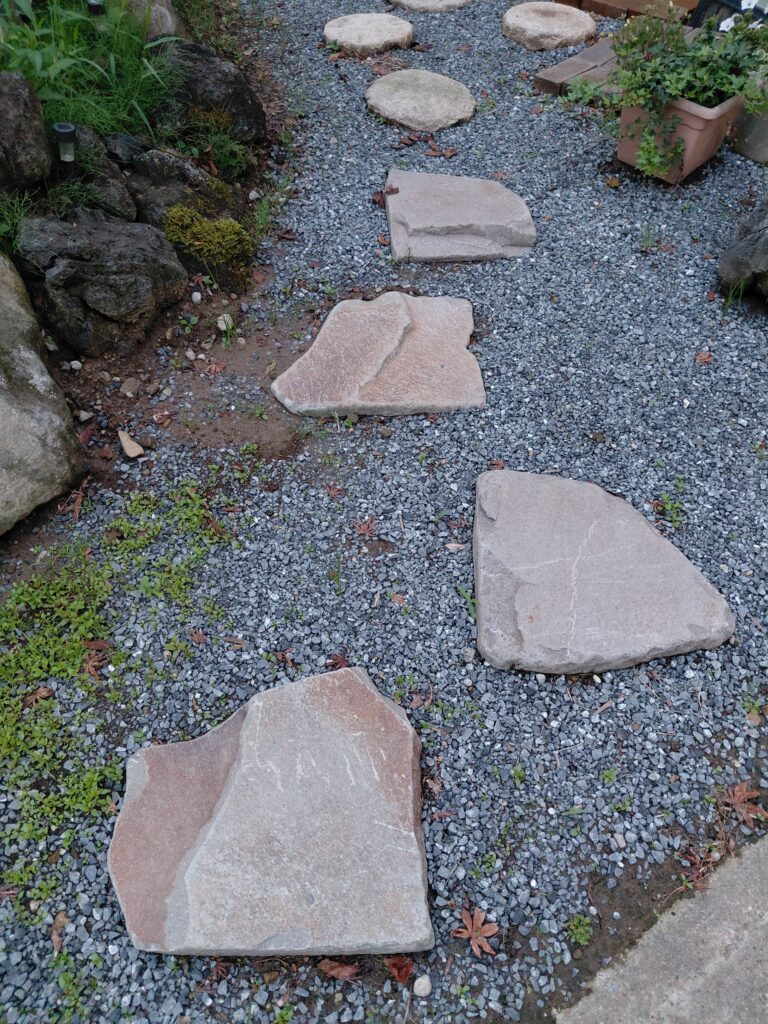 埋めなおした飛び石
