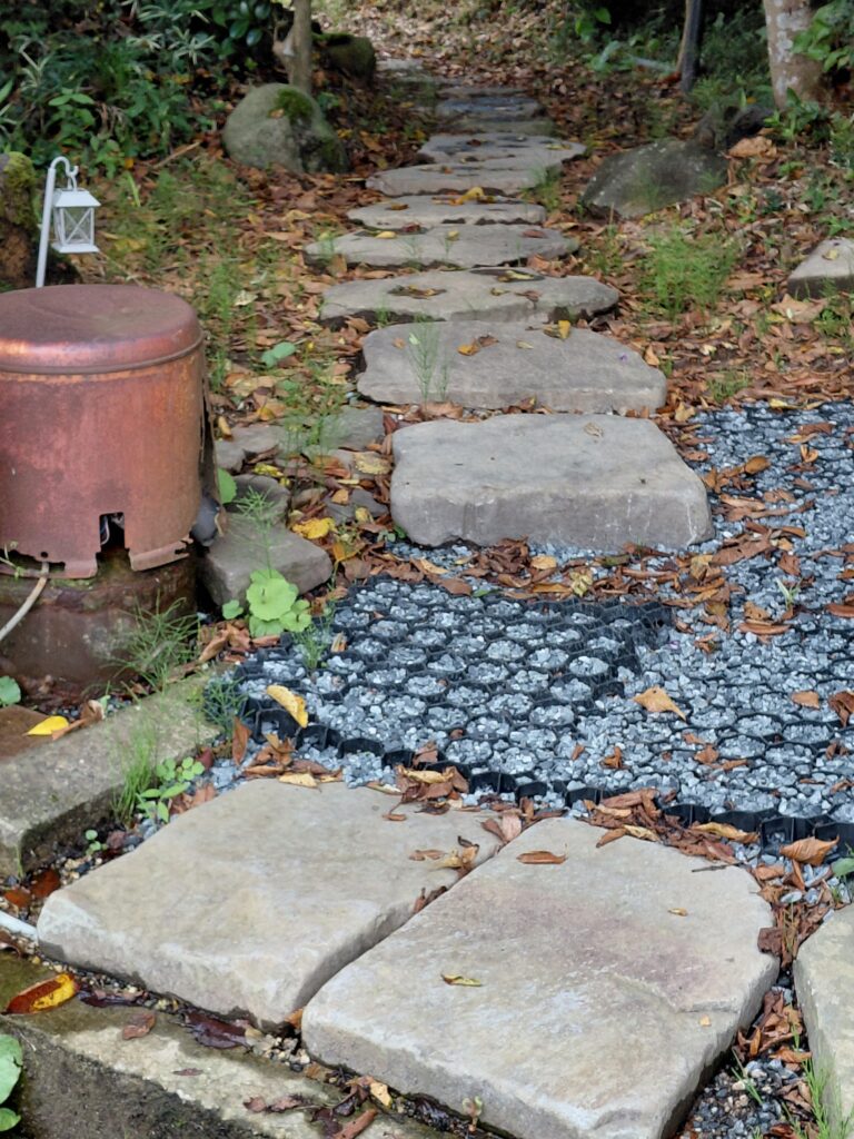 グラベルマット上に砂利を入れて飛び石を再配置