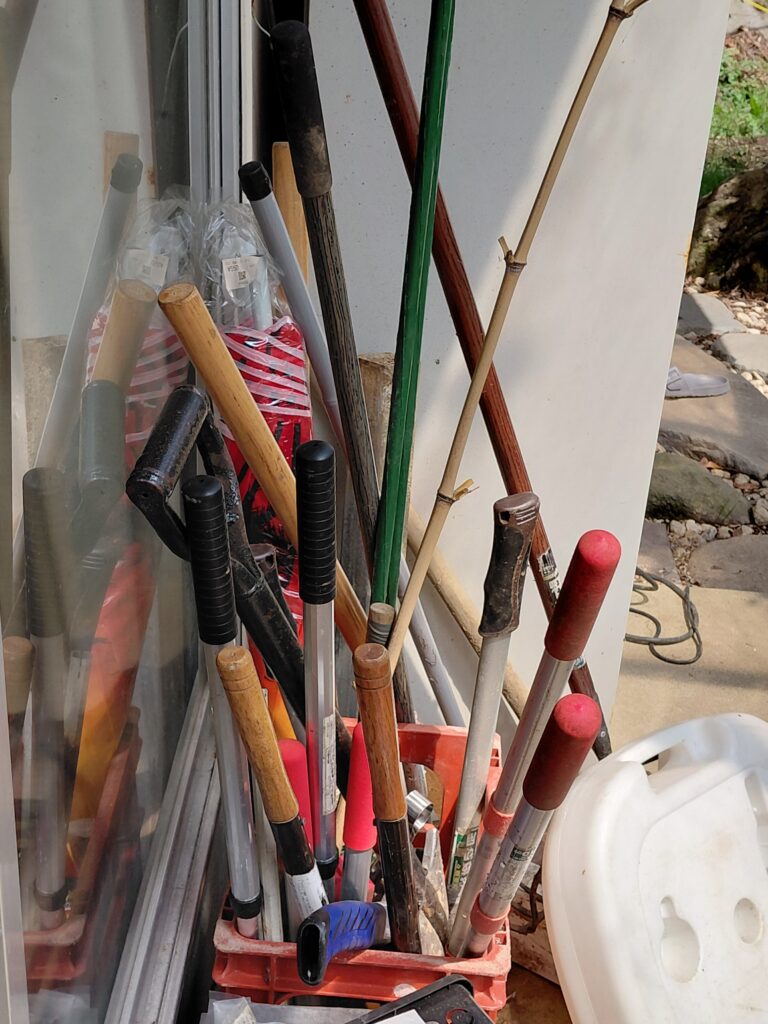 屋外にまとめ置きした庭道具のビフォー