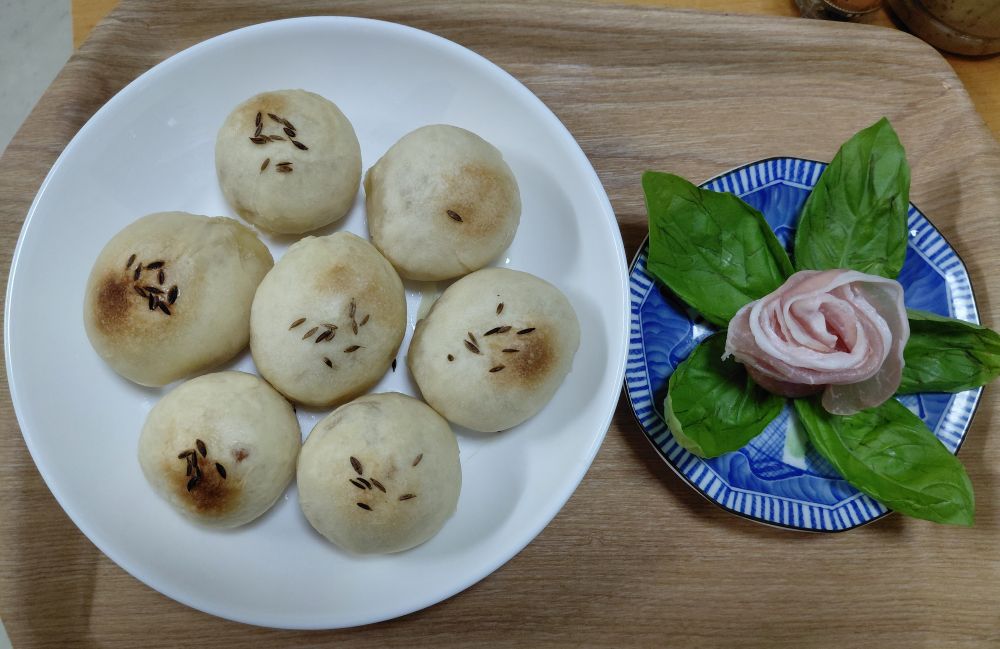 焼きたてのチーズパンと生ハムで作ったバラの飾り皿