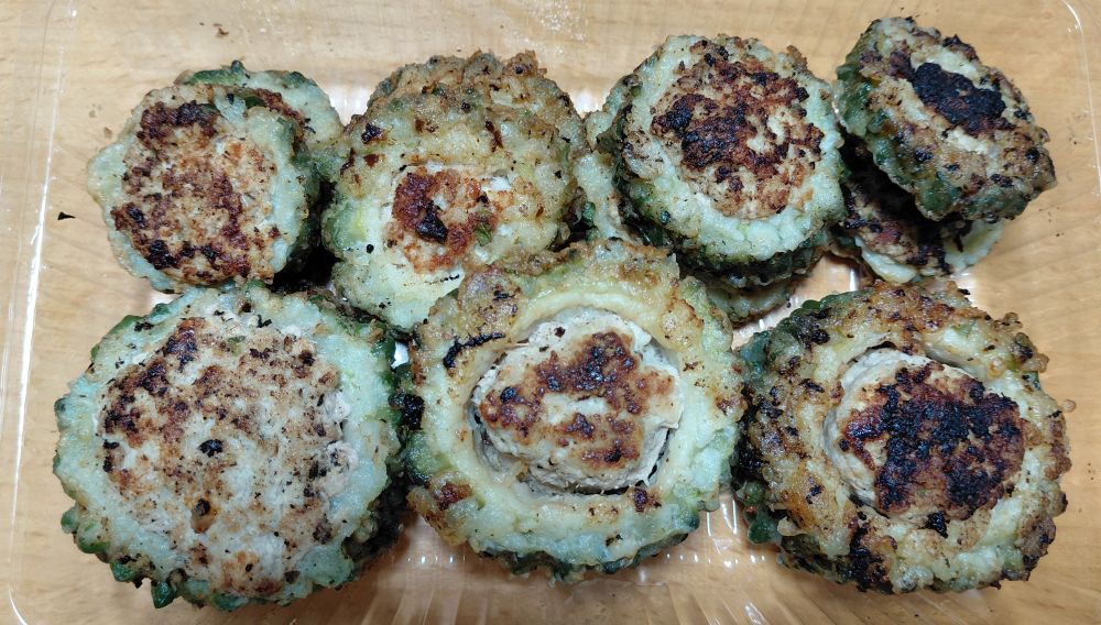 輪切りのゴーヤに肉だねを詰めて焼いたおかず