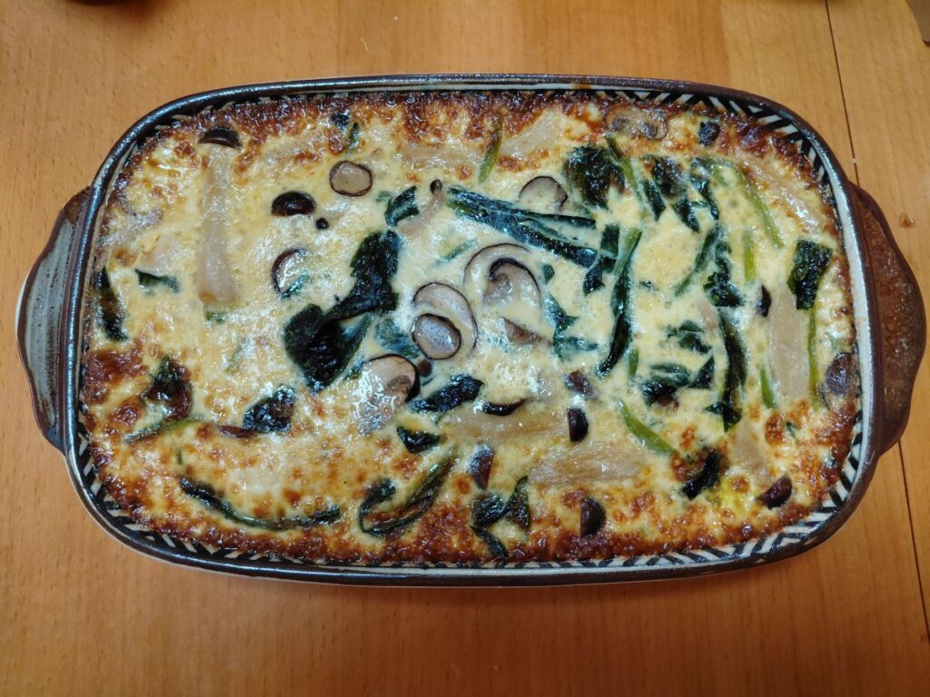 焼き立ての手づくりキッシュ。ほうれん草ときのこが彩る、香ばしい焼き目が美しい家庭の味。