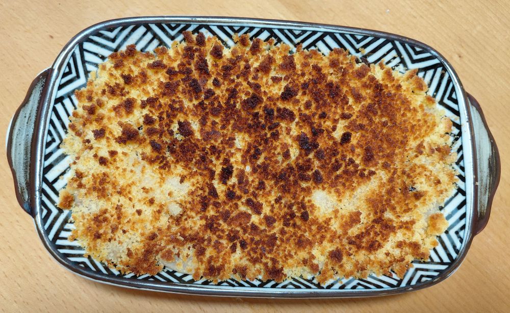 表面をこんがり焼いた手作りのなしのクランブルケーキ