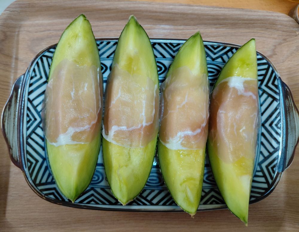 完熟メロンに生ハムをのせた前菜