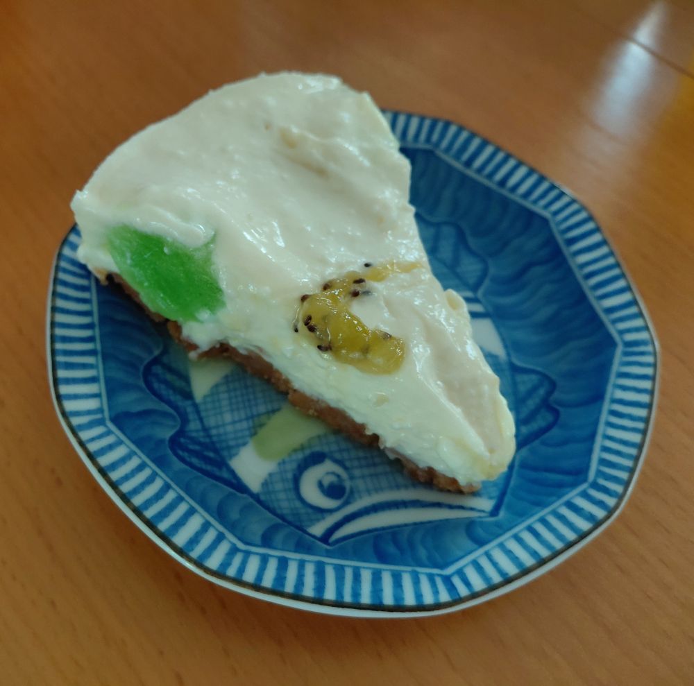 手作りのレアチーズケーキにキウイソースを添えたデザート