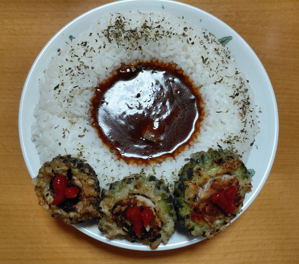 リング状に盛りつけたご飯とビーフシチュー、ゴーヤの肉詰めを添えた手作りプレート