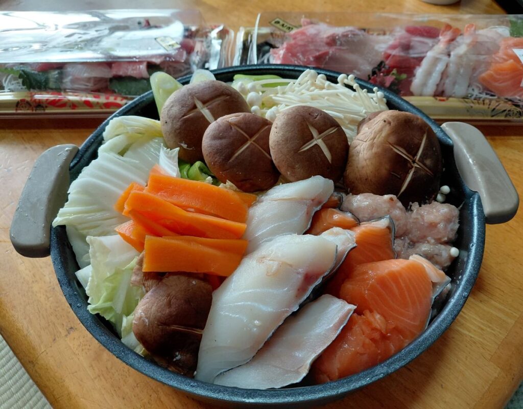 白菜やにんじん、しいたけ、鮭、白身魚、つみれをたっぷり入れた漁師鍋の準備風景。