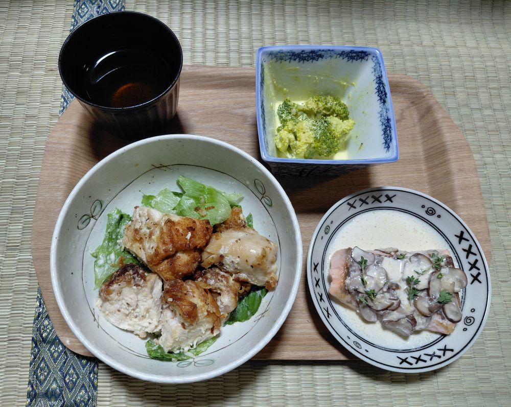 山賊焼きシーザーサラダとサーモンのきのこクリームソース、ブロッコリーのカレーマヨ和えのプレート