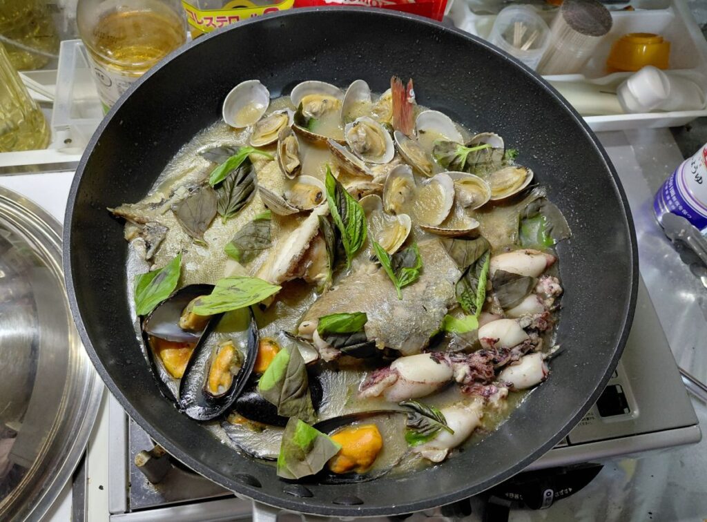 魚介とハーブの香りが広がるアクアパッツァ