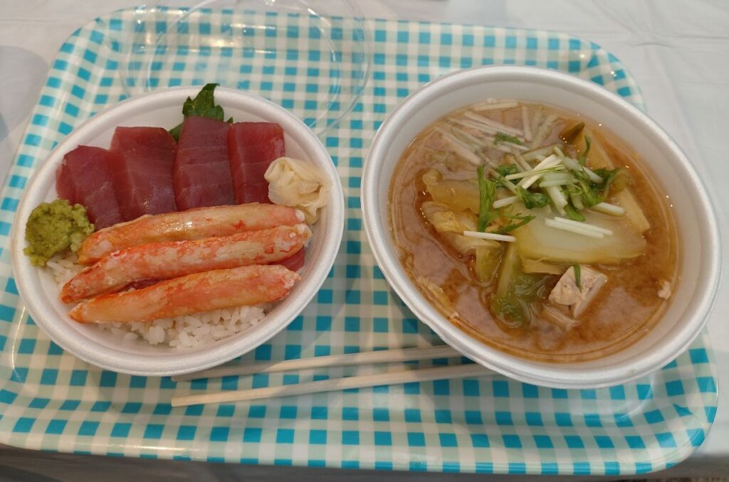 古町どんどんの露店で食べたマグロかに丼とあんこう汁のセット
