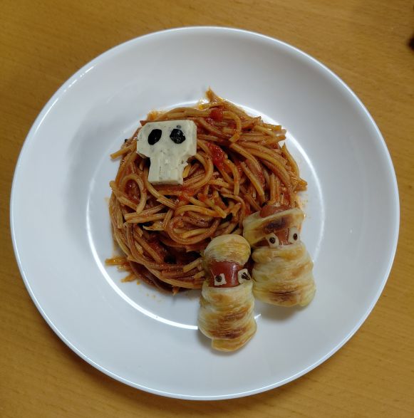 ミイラウィンナーとスカルチーズを添えたトマトソーススパゲッティ