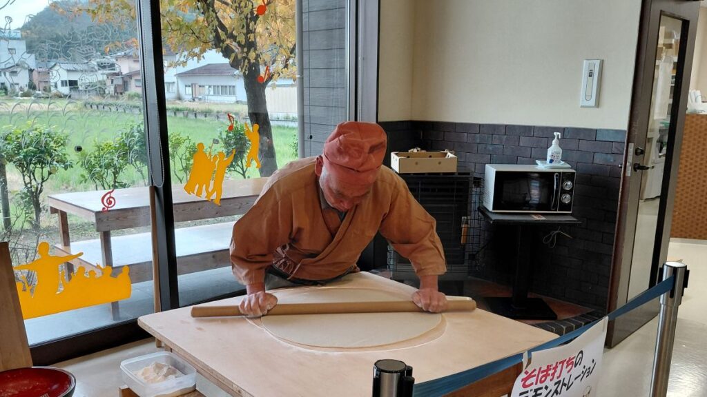 麺棒で生地を均一にのばすそば打ちの様子。いわむろや館内のデモンストレーション風景。