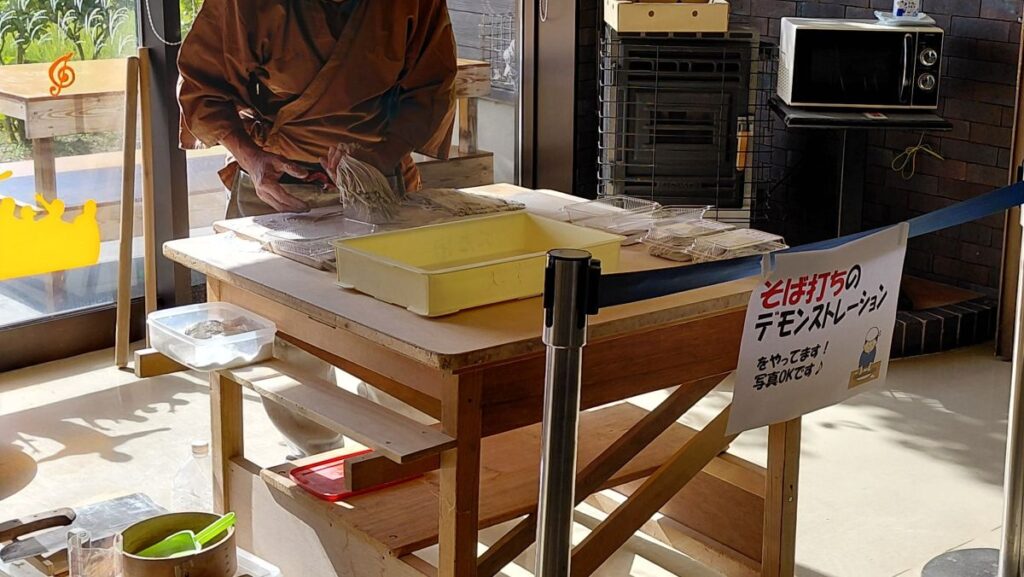 打ち上がったそばを束ね、仕上げの整えをしている手元。いわむろや館内のそば打ちデモ。