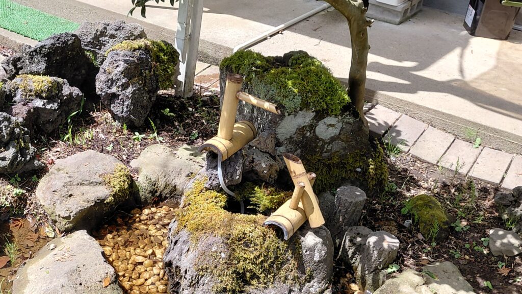 巻の家の庭にある水辺と石の配置、自然を感じる落ち着いた空間