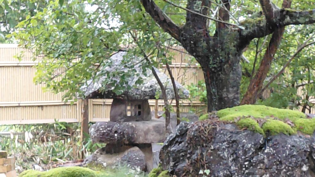 新潟市西蒲区福寿温泉エリアの民泊「巻の家」の庭と石灯籠