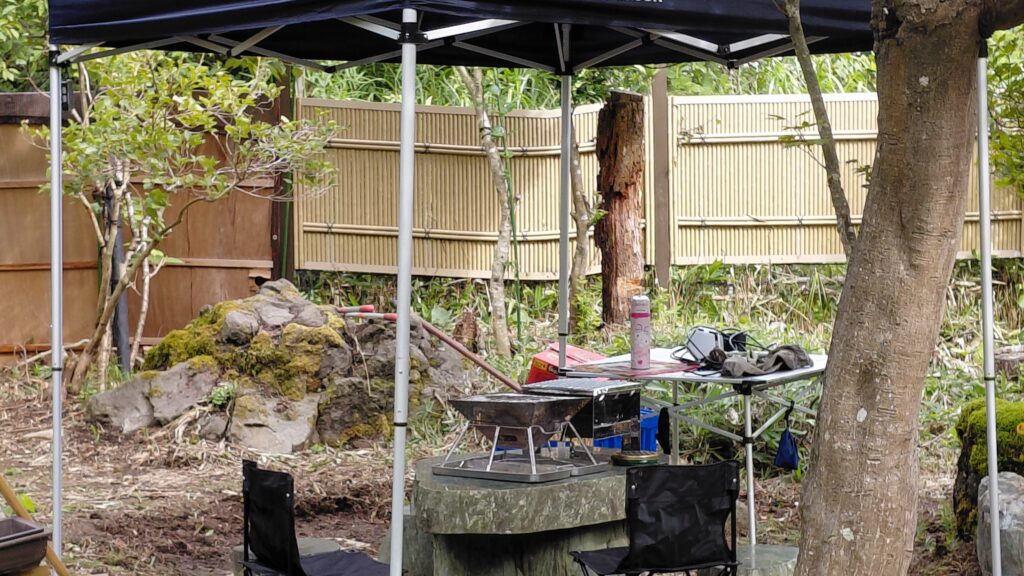 新潟市西蒲区福寿温泉エリアの民泊「巻の家」の庭で過ごす時間